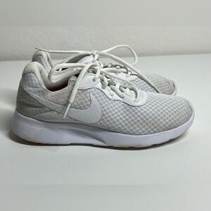Nike Womens Sz 7 White Tanjun 812655-110 Lace Up Athletic Running Jogging Shoes